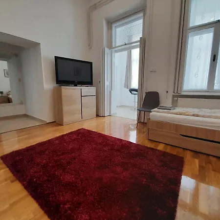 Deri Kert Apartmanhaz A *