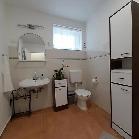 Deri Kert Apartmanhaz A * Baja