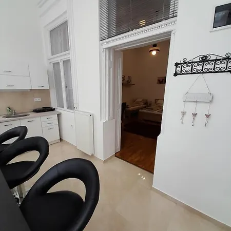 Deri Kert Apartmanhaz A Baja