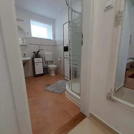 Deri Kert Apartmanhaz A *