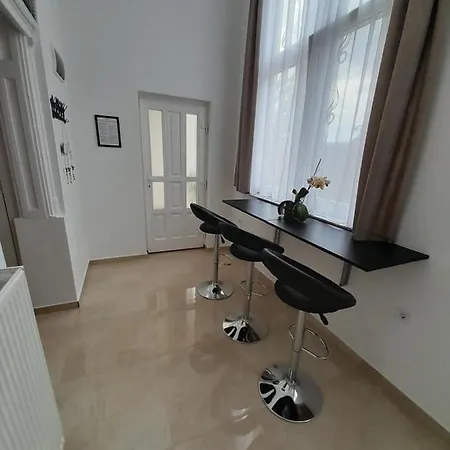 Lejlighed Deri Kert Apartmanhaz A Baja