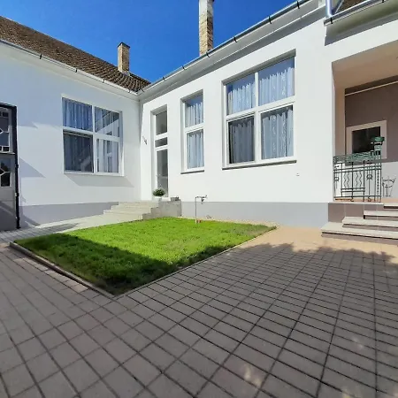 Deri Kert Apartmanhaz A * Baja