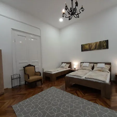 Deri Kert Apartmanhaz A Apartment *