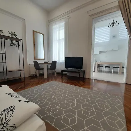 Deri Kert Apartmanhaz A * Бая