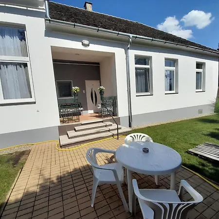 Deri Kert Apartmanhaz A Apartment