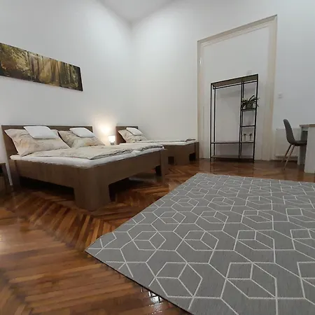 Deri Kert Apartmanhaz A Apartment *