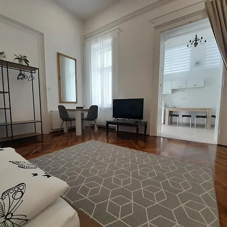 Deri Kert Apartmanhaz A Baja