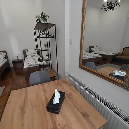 Deri Kert Apartmanhaz A * Baja