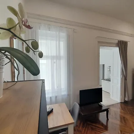 Deri Kert Apartmanhaz A *