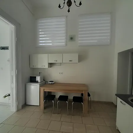 Deri Kert Apartmanhaz A * باجة