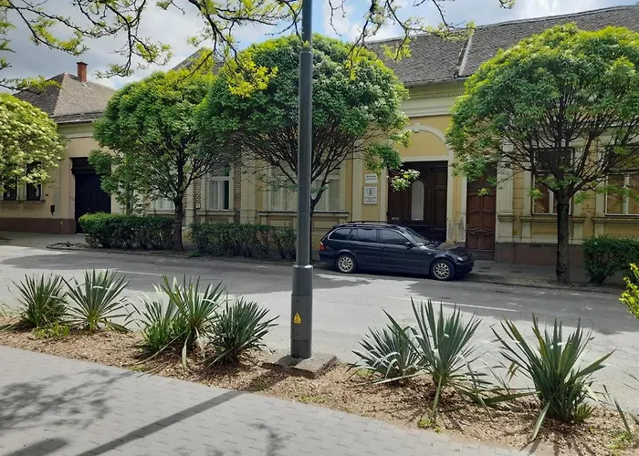 Deri Kert Apartmanhaz A * Baja