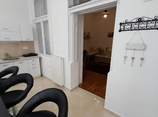 Deri Kert Apartmanhaz A Baja