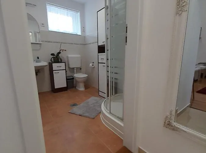 Deri Kert Apartmanhaz A *