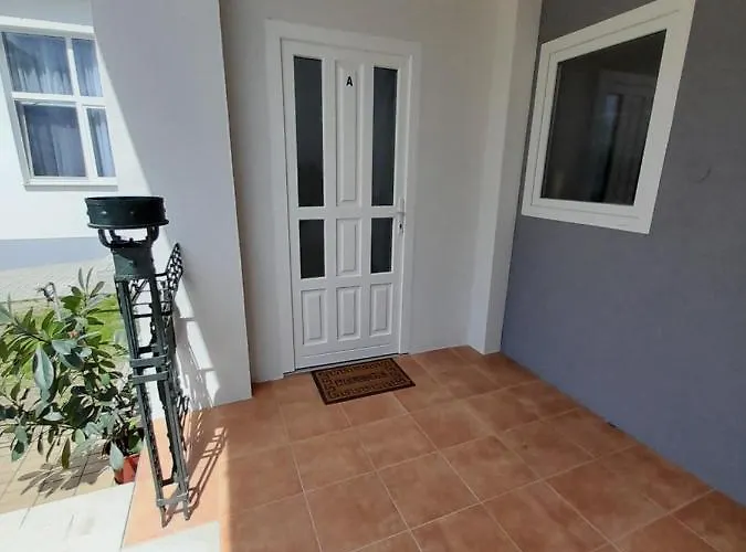 Deri Kert Apartmanhaz A Apartment