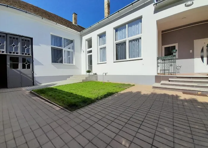 Deri Kert Apartmanhaz A * Baja