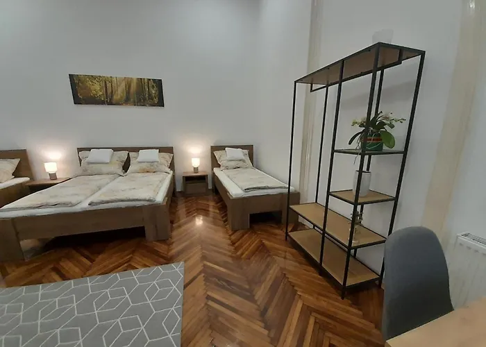 Deri Kert Apartmanhaz A * Baja