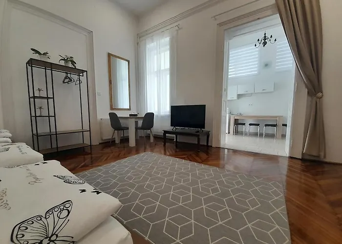 Deri Kert Apartmanhaz A * Baja