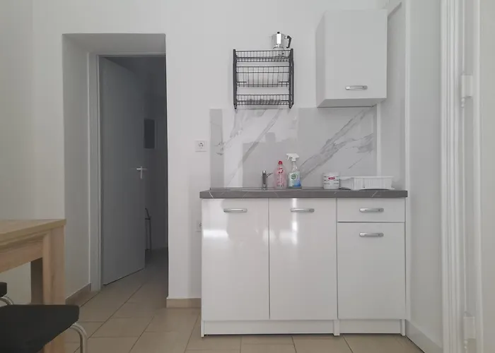 Deri Kert Apartmanhaz A * Baja