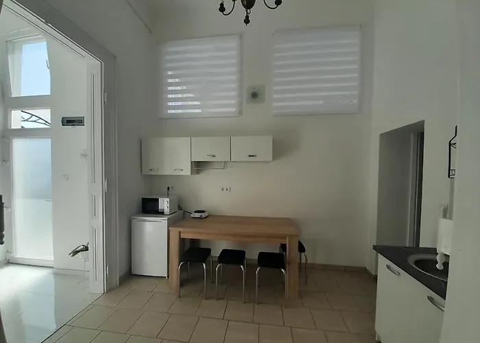 Deri Kert Apartmanhaz A *