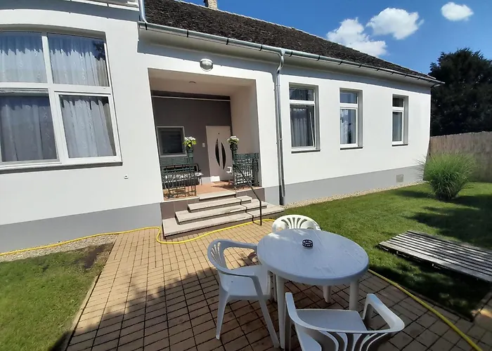 Deri Kert Apartmanhaz A Apartment